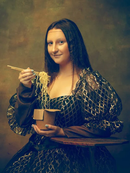 Ung kvinna som Mona Lisa på mörk bakgrund. Retrostil, jämförelse av tidsepoker koncept. — Stockfoto