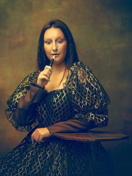 Junge Frau als Mona Lisa auf dunklem Hintergrund. Retro-Stil, Vergleich des Epochenkonzepts. — Stockfoto