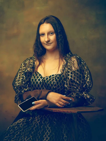 Mujer joven como Mona Lisa sobre fondo oscuro. Estilo retro, comparación de conceptos de eras. — Foto de Stock