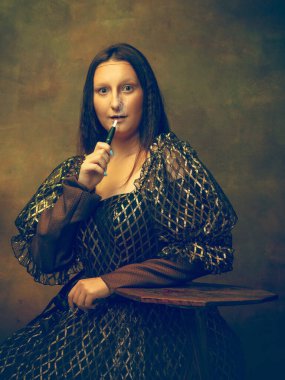 Siyah arka planda Mona Lisa gibi genç bir kadın. Retro biçimi, dönemin karşılaştırması.