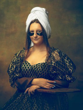 Siyah arka planda Mona Lisa gibi genç bir kadın. Retro biçimi, dönemin karşılaştırması.