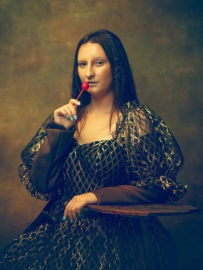 Siyah arka planda Mona Lisa gibi genç bir kadın. Retro biçimi, dönemin karşılaştırması.