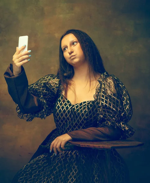Mujer joven como Mona Lisa sobre fondo oscuro. Estilo retro, comparación de conceptos de eras. —  Fotos de Stock