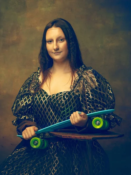 Jonge vrouw als Mona Lisa op donkere achtergrond. Retro stijl, vergelijking van tijdperken concept. — Stockfoto