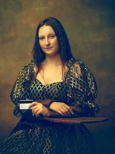 Ung kvinna som Mona Lisa på mörk bakgrund. Retrostil, jämförelse av tidsepoker koncept. — Stockfoto