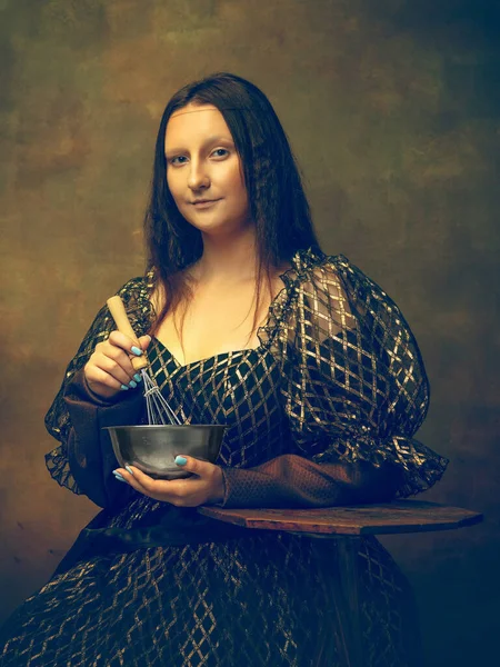 Ung kvinna som Mona Lisa på mörk bakgrund. Retrostil, jämförelse av tidsepoker koncept. — Stockfoto