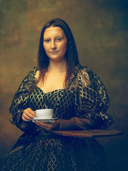 Ung kvinna som Mona Lisa på mörk bakgrund. Retrostil, jämförelse av tidsepoker koncept. — Stockfoto