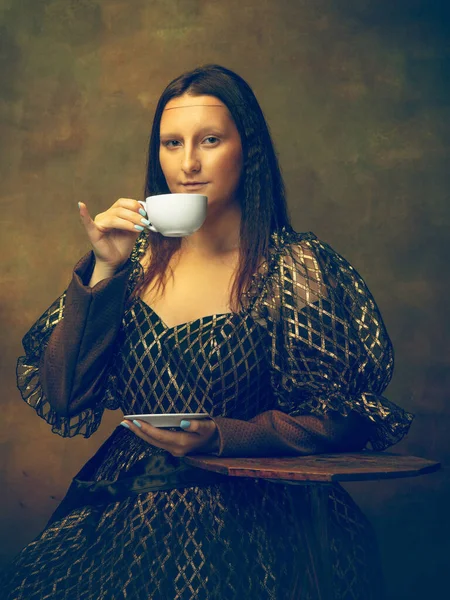 Ung kvinna som Mona Lisa på mörk bakgrund. Retrostil, jämförelse av tidsepoker koncept. — Stockfoto