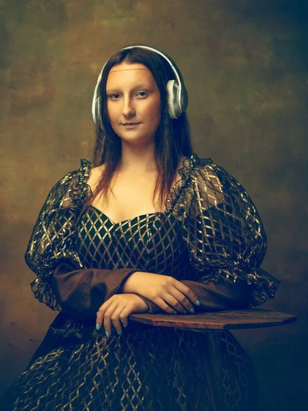 Młoda kobieta jako Mona Lisa na ciemnym tle. Styl retro, porównanie koncepcji ery. — Zdjęcie stockowe