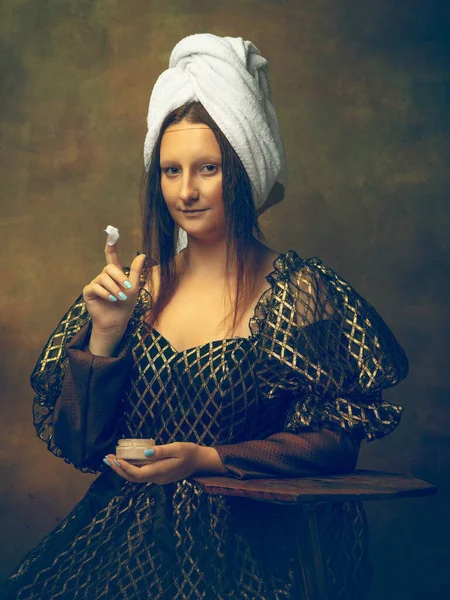 Siyah arka planda Mona Lisa gibi genç bir kadın. Retro biçimi, dönemin karşılaştırması.