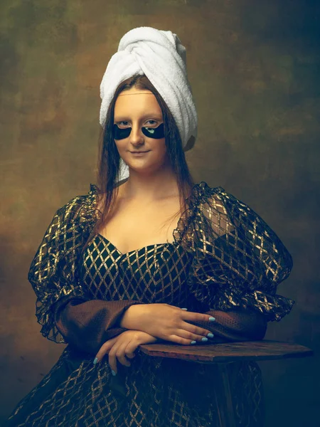 Jonge vrouw als Mona Lisa op donkere achtergrond. Retro stijl, vergelijking van tijdperken concept. — Stockfoto