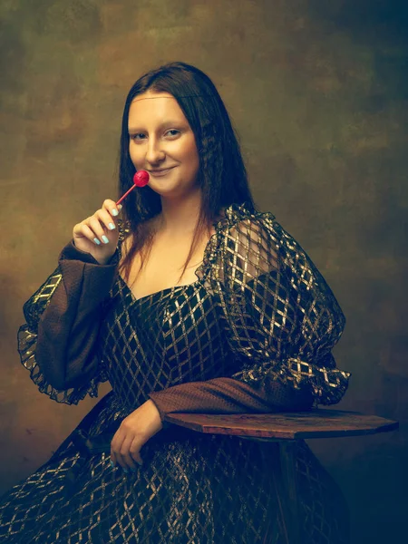 Młoda kobieta jako Mona Lisa na ciemnym tle. Styl retro, porównanie koncepcji ery. — Zdjęcie stockowe