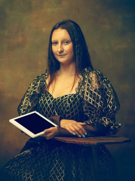 Jonge vrouw als Mona Lisa op donkere achtergrond. Retro stijl, vergelijking van tijdperken concept. — Stockfoto