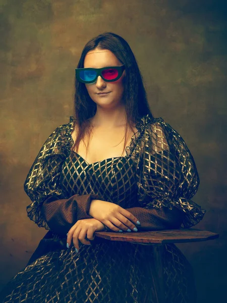 Ung kvinna som Mona Lisa på mörk bakgrund. Retrostil, jämförelse av tidsepoker koncept. — Stockfoto