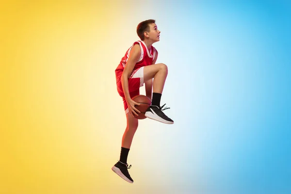 Retrato de comprimento total de um jovem jogador de basquete com bola no fundo gradiente — Fotografia de Stock