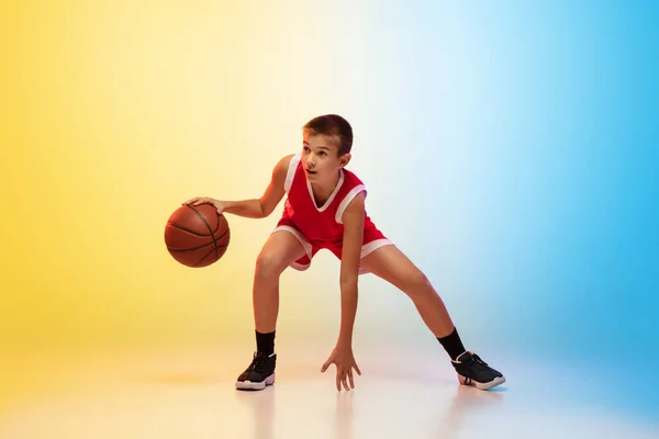 Retrato de comprimento total de um jovem jogador de basquete com bola no fundo gradiente — Fotografia de Stock