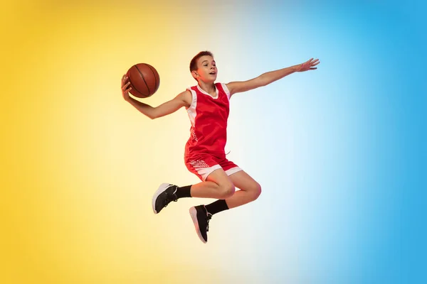 Retrato de comprimento total de um jovem jogador de basquete com bola no fundo gradiente — Fotografia de Stock