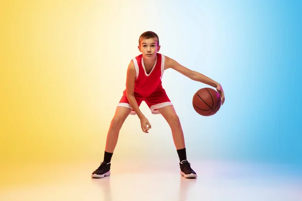 Pełny portret młodego koszykarza z piłką na gradientowym tle — Zdjęcie stockowe
