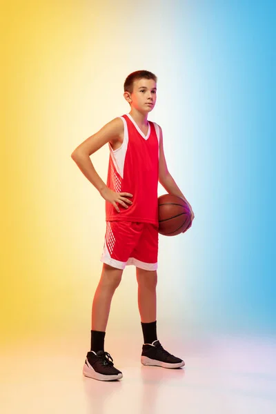 グラデーションの背景にボールを持つ若いバスケットボール選手の完全な長さの肖像画 — ストック写真