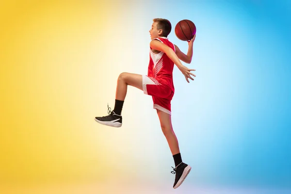 Ganzes Porträt eines jungen Basketballspielers mit Ball auf Gradienten-Hintergrund — Stockfoto