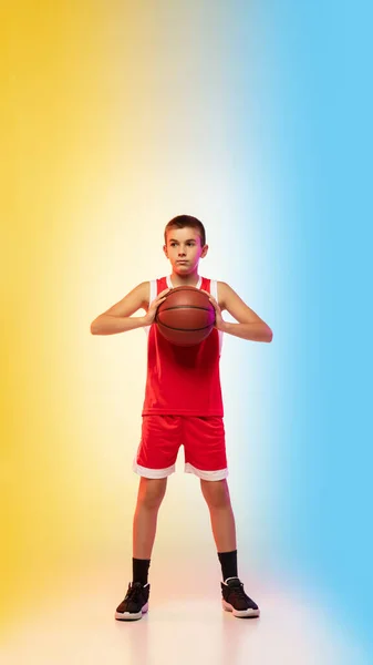 具有渐变背景的年轻篮球运动员的全长肖像 — 图库照片