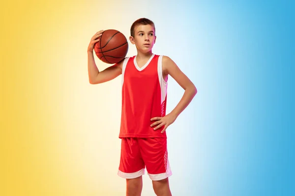 Potret panjang lengkap dari pemain basket muda dengan bola pada latar belakang gradien — Stok Foto