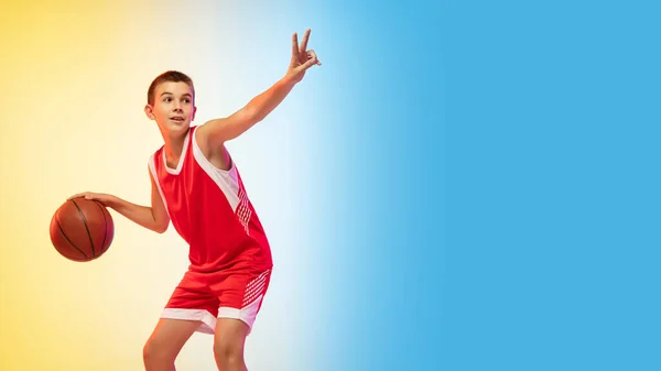 Retrato de comprimento total de um jovem jogador de basquete com bola no fundo gradiente — Fotografia de Stock