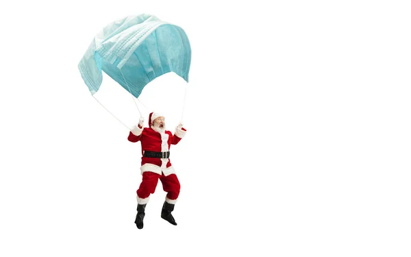 Санта Клаус літає на величезній масці, подібній до кулі, ізольованої на білому тлі. — стокове фото