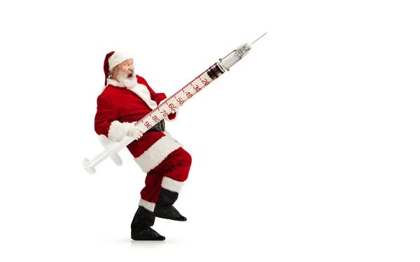 Weihnachtsmann hält riesigen Impfstoff gegen COVID wie Weihnachtsgeschenk isoliert auf weißem Hintergrund — Stockfoto