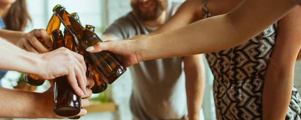 Hände junger Freunde, Kollegen beim Biertrinken, Spaß haben, lachen und gemeinsam feiern. Flyer mit Copyspace — Stockfoto