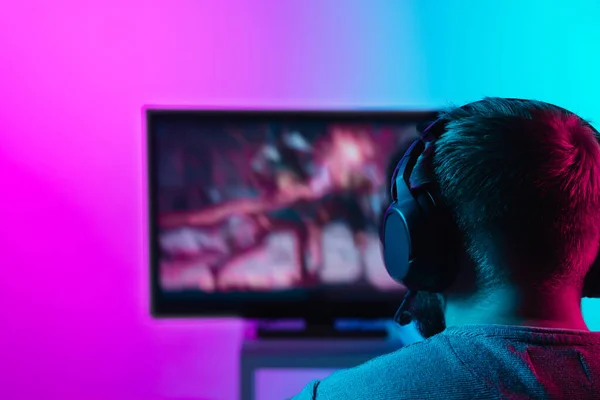 Задний план профессионального геймера, играющего в онлайн-игру на своем персональном компьютере. — стоковое фото