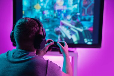 Kişisel bilgisayarında oyun oynayan profesyonel oyuncunun arka plan görüntüsü.