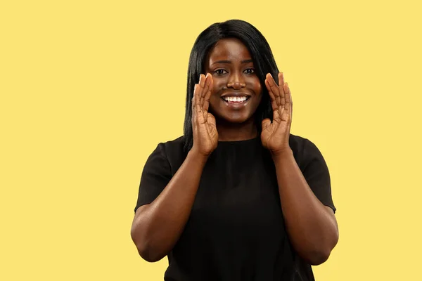 Wanita muda afrika terisolasi pada latar belakang studio kuning, ekspresi wajah — Stok Foto