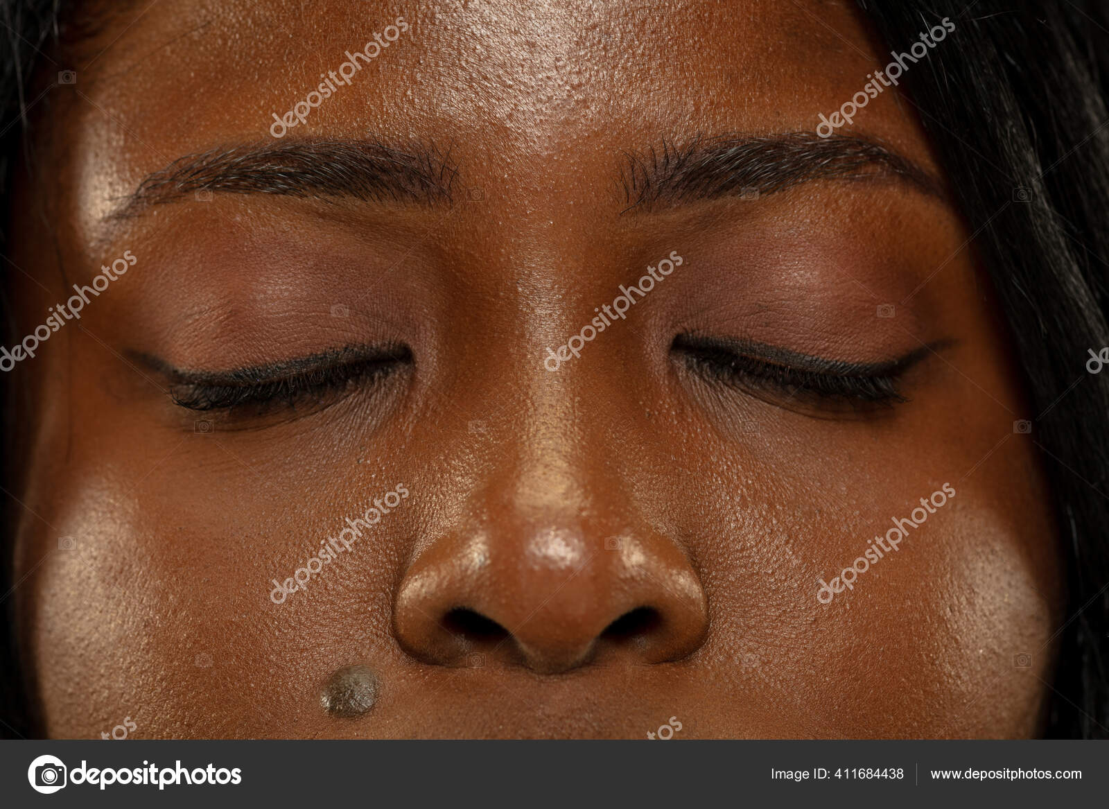 Молодая Африканская Женщина Изолирована На Фоне Жёлтой Студии.