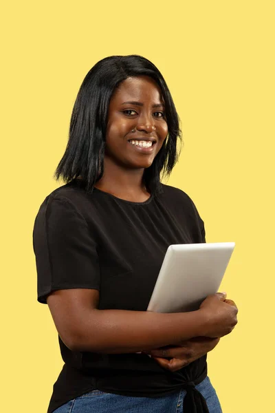 Mujer africana joven aislada sobre fondo de estudio amarillo, expresión facial —  Fotos de Stock