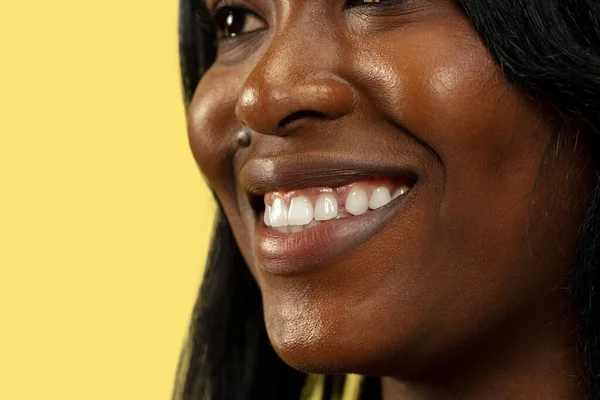 Young african woman isolated on yellow studio background, facial expression — Stock Photo, Image