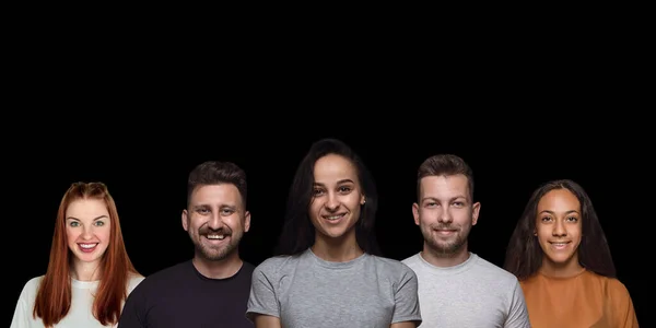 Retrato em grupo de pessoas emocionais no fundo do estúdio preto — Fotografia de Stock