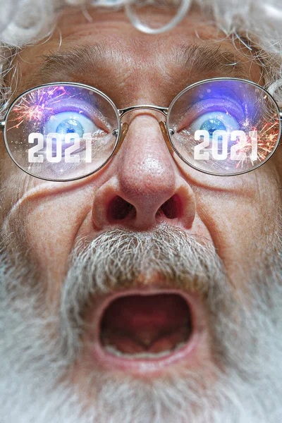 Närbild jultomten i glas med en reflektion av 2021 Gott Nytt År — Stockfoto