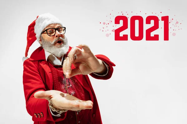 Emotionaler Weihnachtsmann mit Brille zur Begrüßung von Neujahr 2021 und Weihnachten. Kopierraum — Stockfoto