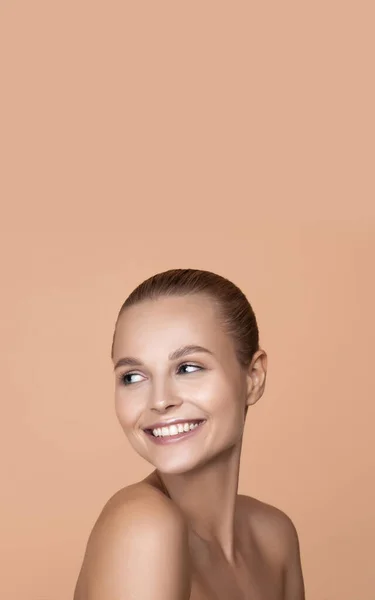 Beautiful face of young woman with clean fresh skin. Flyer with copyspace — Stock Photo, Image