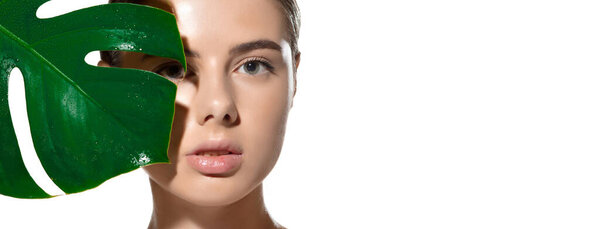 Красивое лицо молодой женщины с чистой свежей кожей. Флаер с копирайтом