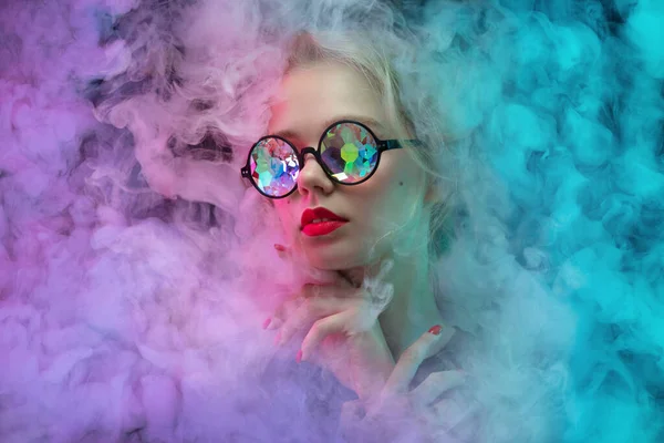 네온 컬러 스튜디오 배경에 연기 구름 속의 아름다운 여성. 인간의 감정, 표정, 미적 개념. — 스톡 사진