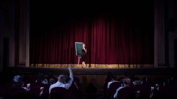 Ponente mujer caucásica dando presentación en salón en taller universitario o de centro de negocios — Foto de Stock