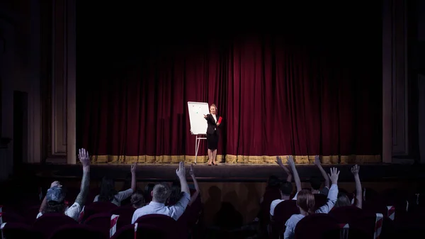 Female caucasian speaker giving presentation in hall at university or business centre workshop — Stock Photo, Image