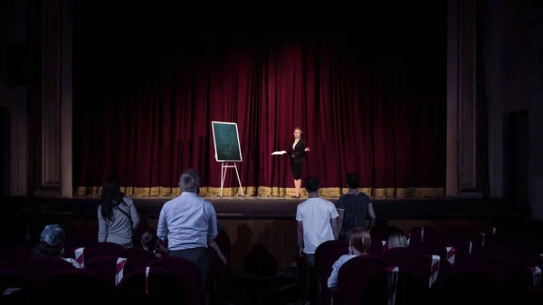 Conférencière caucasienne donnant une présentation dans le hall à l'atelier de l'université ou du centre d'affaires — Photo