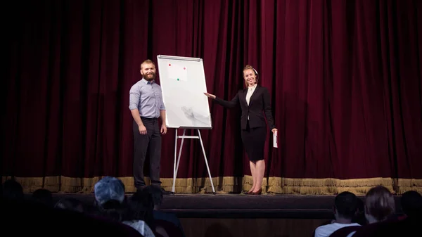 Vrouwelijke blanke spreker geeft presentatie in zaal op workshop universiteit of business center — Stockfoto