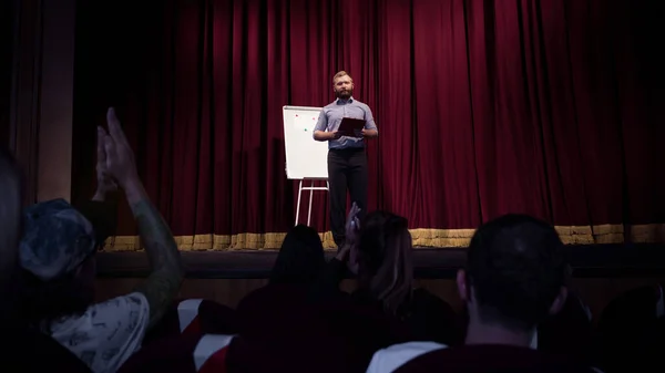 Mannelijke caucasian spreker geeft presentatie in hal op universiteit of business center workshop — Stockfoto