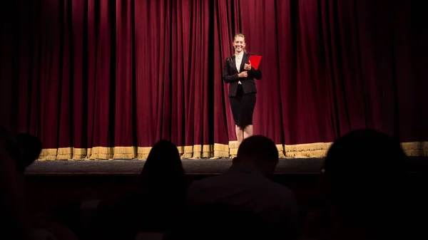 Vrouwelijke blanke spreker geeft presentatie in zaal op workshop universiteit of business center — Stockfoto