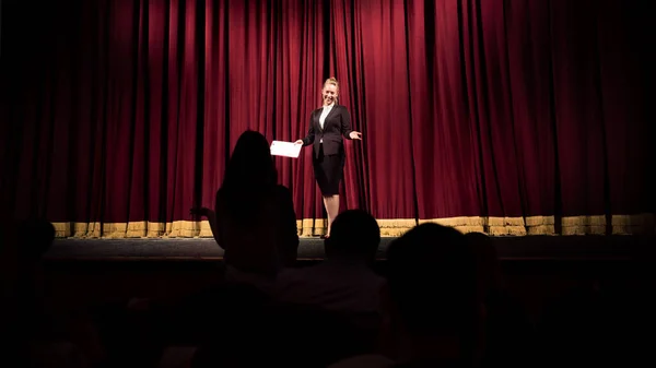 Vrouwelijke blanke spreker geeft presentatie in zaal op workshop universiteit of business center — Stockfoto