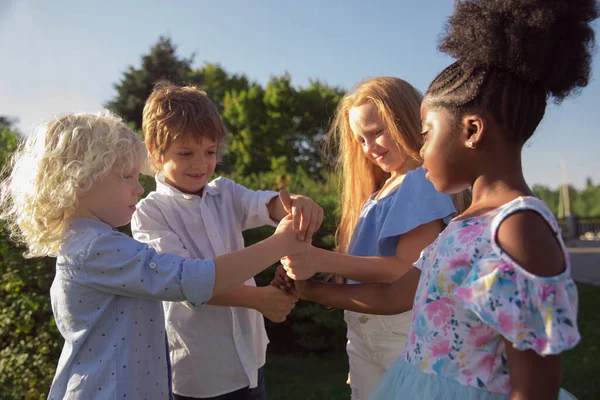 夏の日に公園で一緒に遊んでいる子供たち、女の子と男の子の人種間グループ — ストック写真